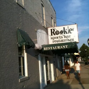 the outside of the restaurant