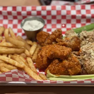 Boneless wings w/fries