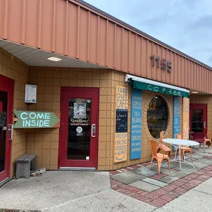 the outside of a coffee shop
