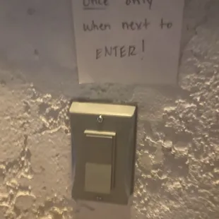 a light switch on the wall