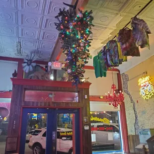 Very eclectic decor. Family friendly- Babyseats offered!