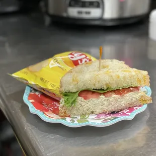 ows a sandwich on a plate