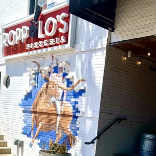 Love the mural of the longhorn!