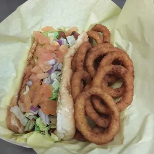 Hot link sandwich with onion rings