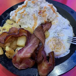 Biscuits jalapeño gravy with eggs over medium, bacon, and their fried potatoes (Not frozen and reheated potatoes).