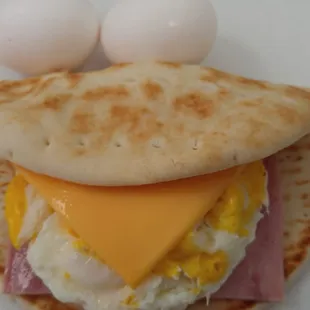 Ham egg chees on flatbread jummy