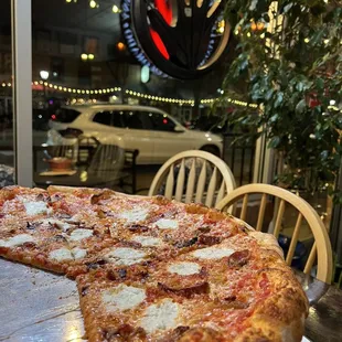 Bacon &amp; Ricotta round pizza - yum!