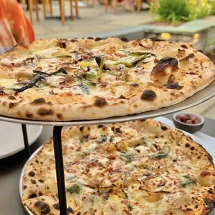 Funghi and spinaci pizzas