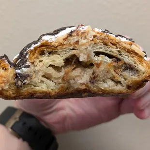 @endoedibles on Instagram 08/13/24
 
 Nutella Almond Croissant