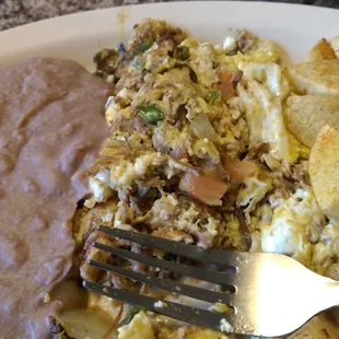 Machacado a la mexicana, scrambled egg with shredded beef, tomatoes and jalapenos.  AWESOME