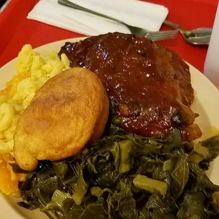 BBQ pork ribs with greens and some deeeeelicious Mac and cheese