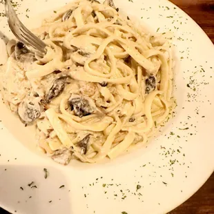 a plate of pasta with mushrooms