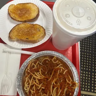 Spaghetti meat sauce comes with 2 pieces of bread