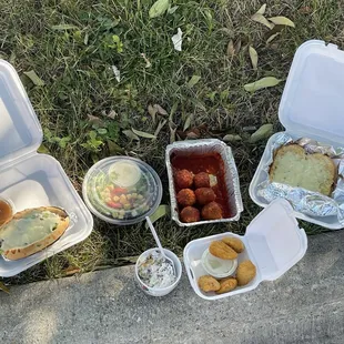 Garlic Bread - With Cheese Meatballs - 6 Jalapeno Poppers - 5 Italian Beef Sandwich, Side &amp; Soda - Regular Tossed Salad - Regular