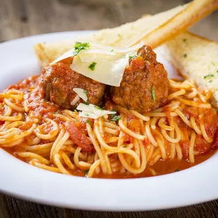 a plate of spaghetti and meatballs