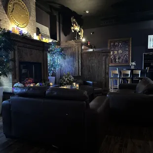 Lovely area to hang with friends around a fireplace.