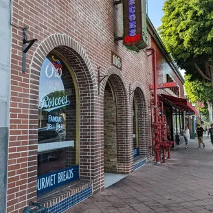 the outside of the restaurant