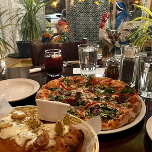 Roscoe pizza w/ kalamata olives and no mushrooms