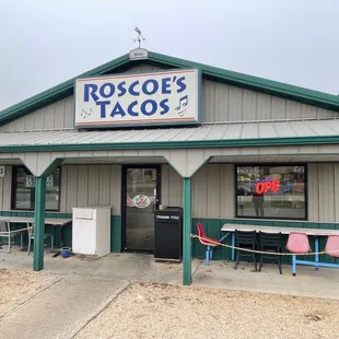 the outside of the restaurant