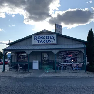 the outside of the restaurant