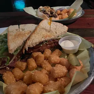 BLAT sandwich and tots