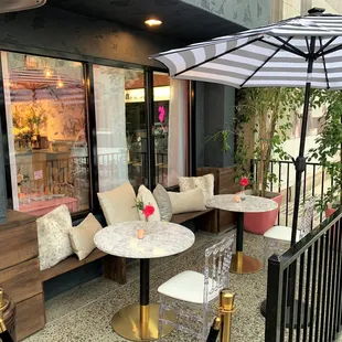 the outside seating area of a restaurant