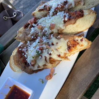 Molletes de Frijol y Chorizo