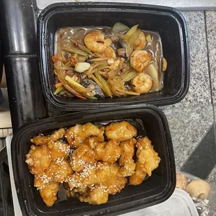 Prawns with garlic sauce and Sesame Chicken. See the Garlic, yummy