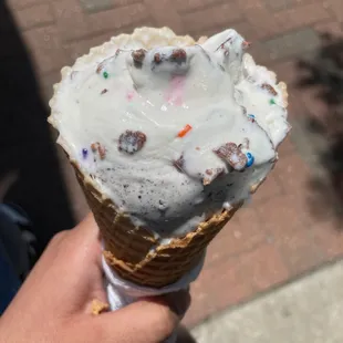 Sundae in a scoop. Cookies nd cream.