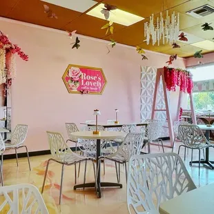 Cute little coffee shop | www.moniquedao.com