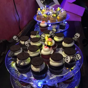 It was a glow &amp; dark themed party, so I stuck some glowing rings &amp; cake toppers in each cupcake ^_^