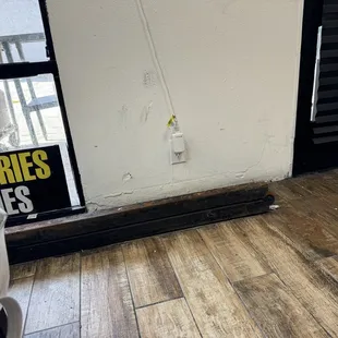 Railing next to tables dangerous