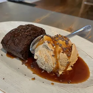 Espresso Brownie &amp; coffee ice cream with caramel sauce