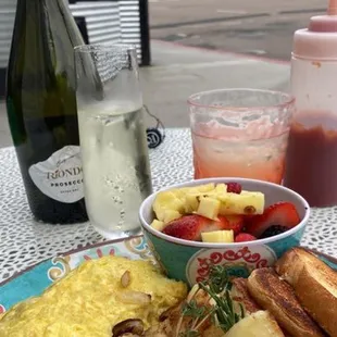 a plate of breakfast food