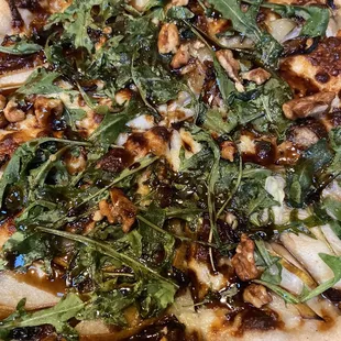 Pear Gorgonzola Pizza w/walnuts, arugula &amp; balsamic...but missing Gorgonzola?