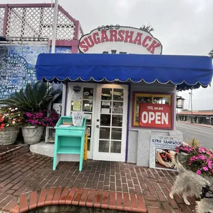 Front of the cute restaurant