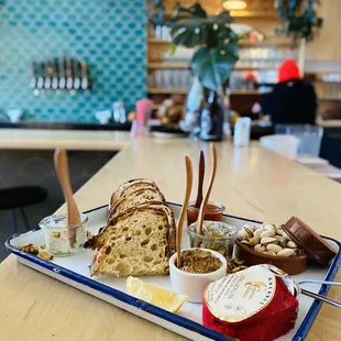 Cheese and tin plate