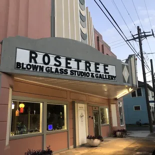 Like the glass created in studio, Rosetree is beautiful in any light!