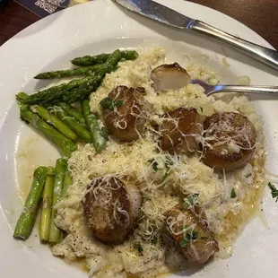Amazing Scollops over Parmesan Risotto with roasted asparagus. It was phenomenal! And you couldn&apos;t beat the price for such great quality!