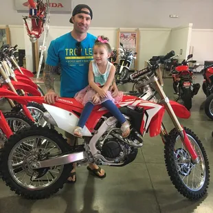 My daughter approved of my new Moto. 2017CRF450r