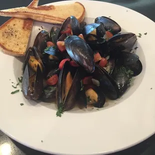 Weekend special during lent were the steamed mussels with a white wine garlic broth and toasted banquette.