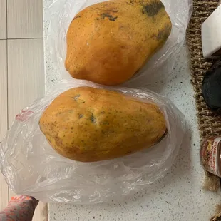 CHEATING!!!The 2 papayas' weight 5.5 lbs but the old lady with curly blonde hair charged me for 7.5 lbs. What a BURGLAR!!!!!