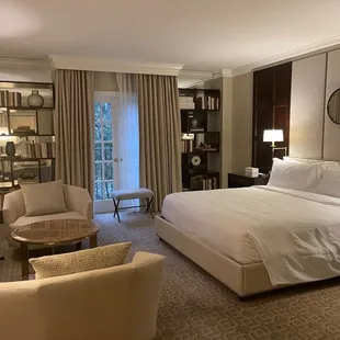 Grand deluxe king suite