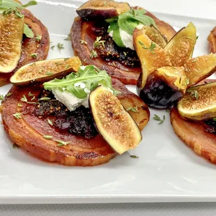 Appetizer: Fig &amp; Goat cheese on a Pancetta crisp with fig jam