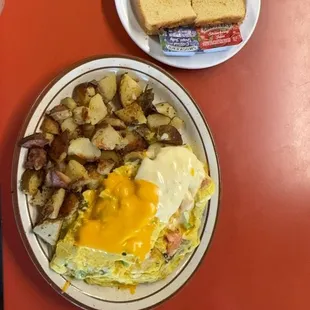 Vegetarian Omelette with potatoes and toast
