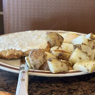 a plate of potatoes and gravy