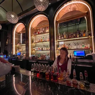 Super Hottt BAR.   Lots of cool peeps