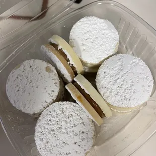 Mini dulce de leche alfajores