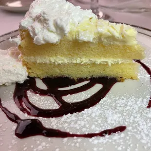 Limóncello cake with raspberry drizzle