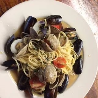 Spaghetti con Frutti di Mare Pasta